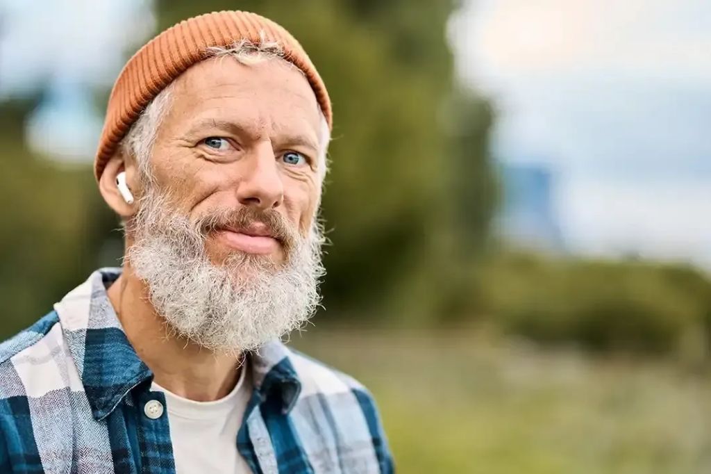 Un homme âgé regardant au loin tout en réfléchissant à ses options d'assurance-vie.