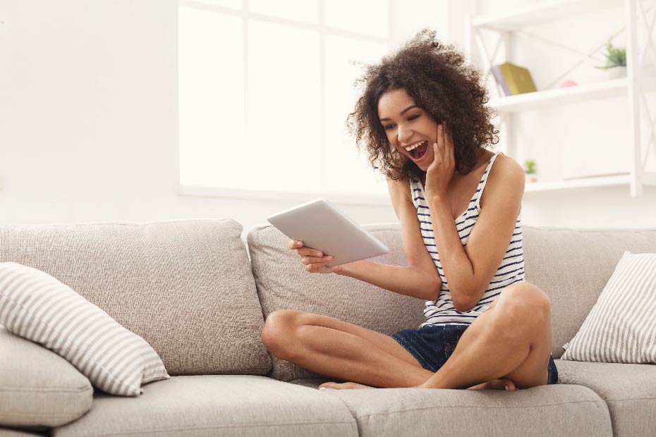 Femme surprise regardant une tablette