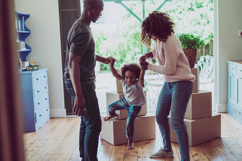 Parents et enfant emménageant dans une nouvelle maison.