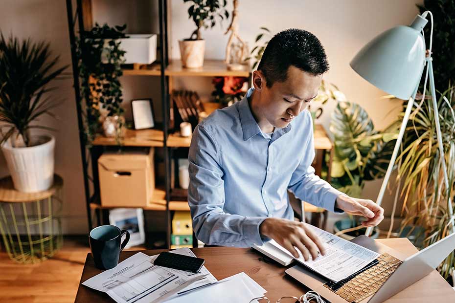 Homme travaillant à la table de bureau