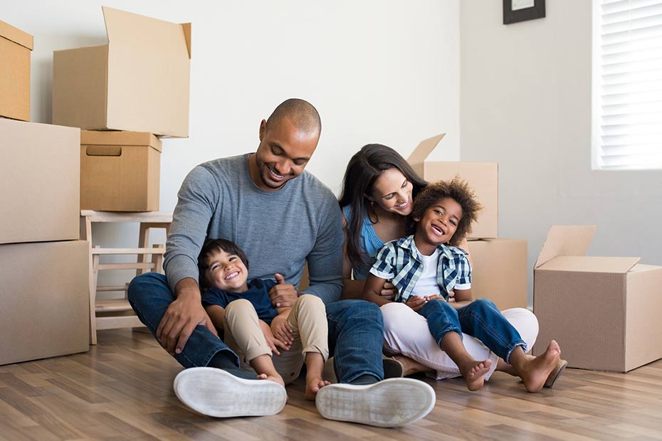 Une famille heureuse dans sa nouvelle maison