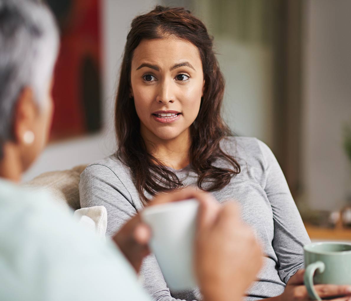 Une femme parle à son père de l'importance de l'assurance-vie