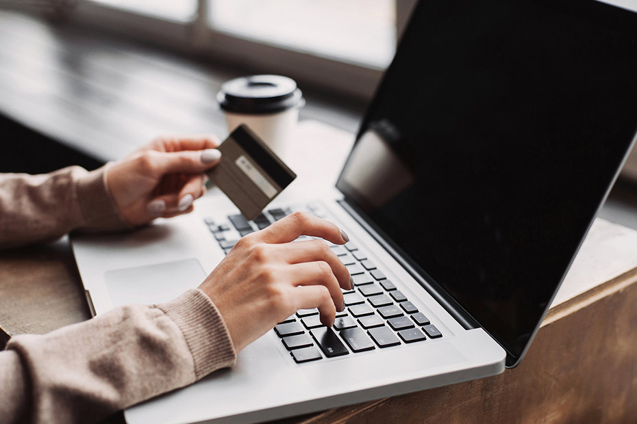 Mains tapant le numéro de carte de crédit sur le clavier