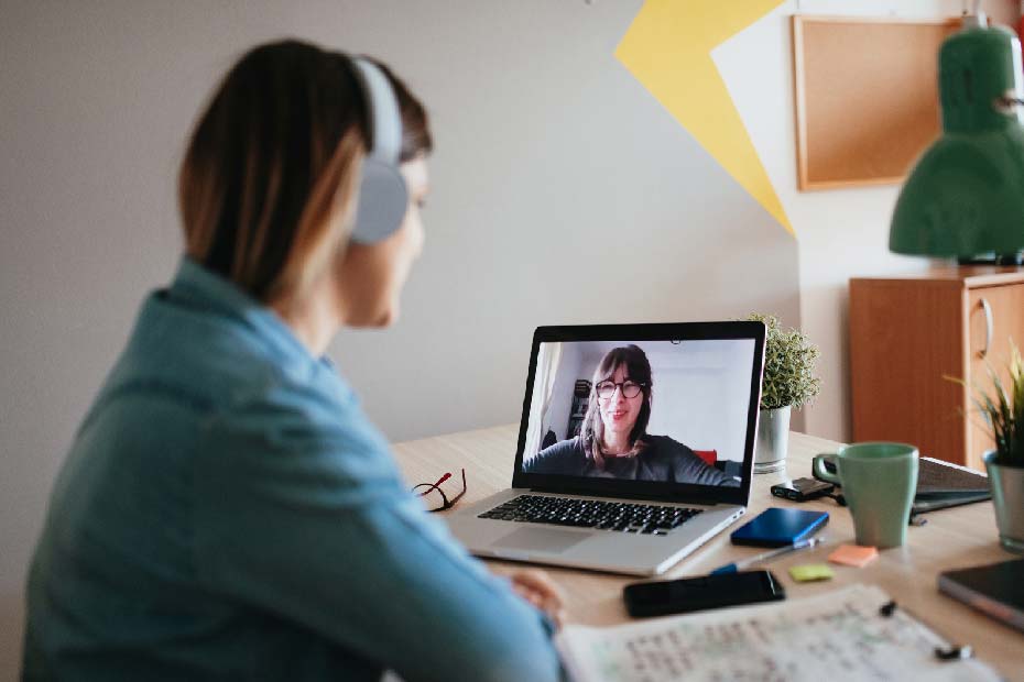 Femme faisant une demande d'assurance-vie en ligne