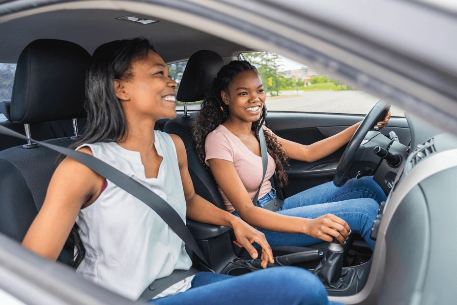 Femme et adolescent assis dans la voiture.