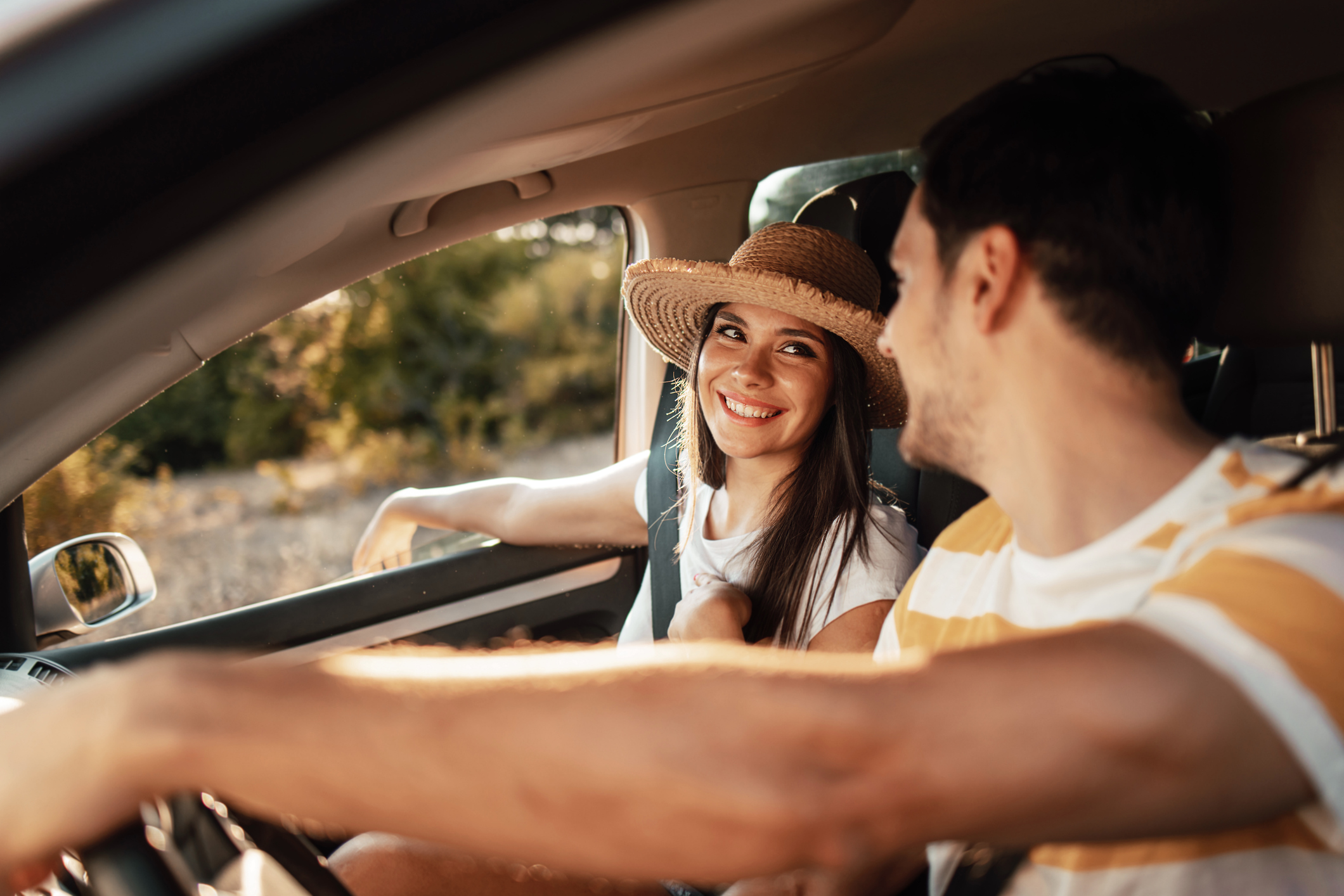 Un couple heureux dans une voiture