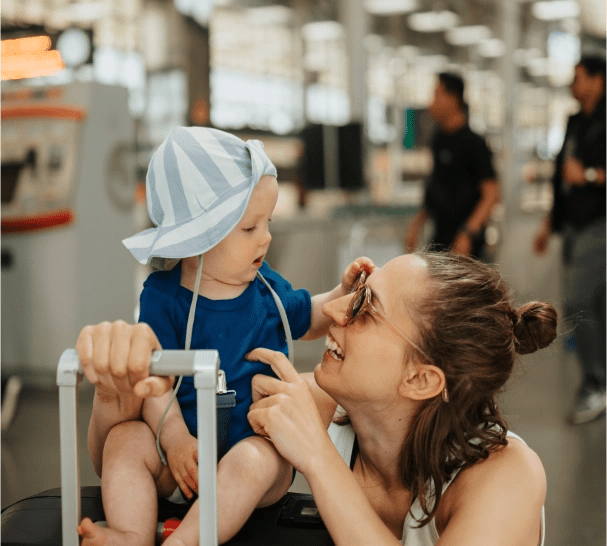 femme avec son enfant dans un aéroport