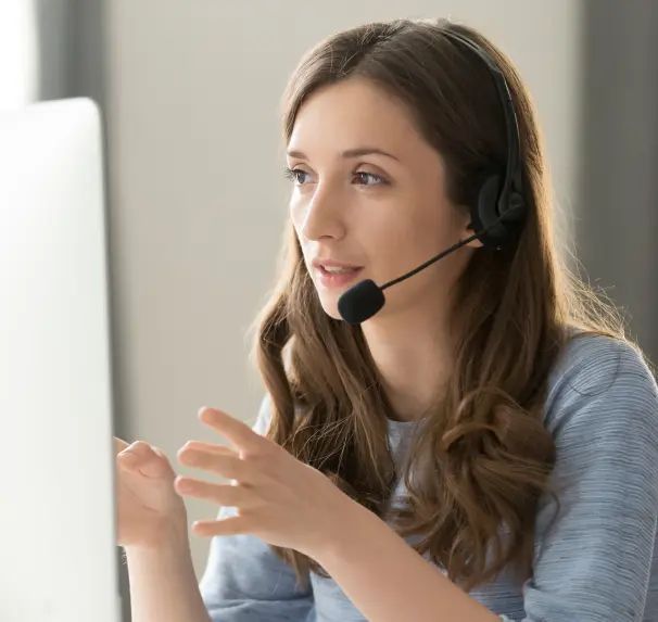 Un conseiller en avantages collectifs aidant un client par téléphone