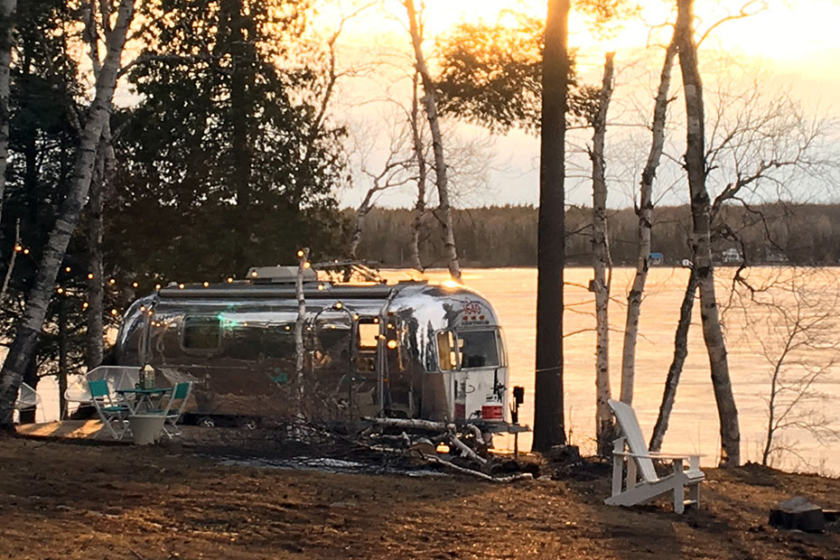 Un camping-car au bord d'un lac.